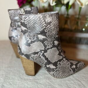 Carlos by Carlos Santana Women's Tibbie Heeled Ankle Bootie Snake Skin Size 6.5M